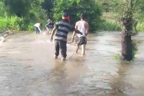 no road in Hathidgad village of Padalia Municipal Council of Khargone