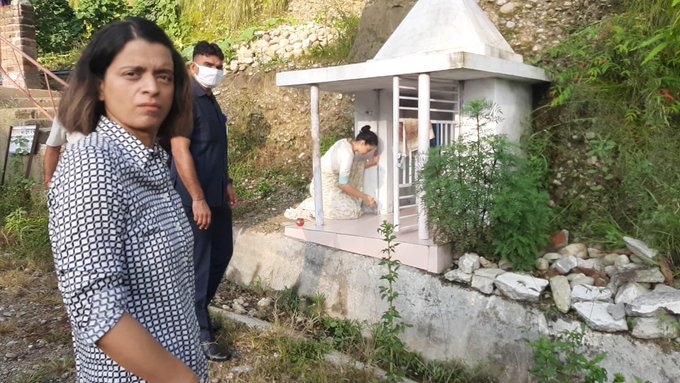 Kangana offers prayers at a temple