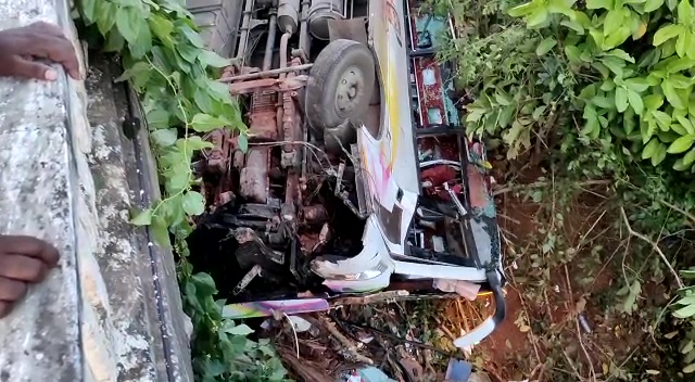 bus rushed in to river at s.rayavaram