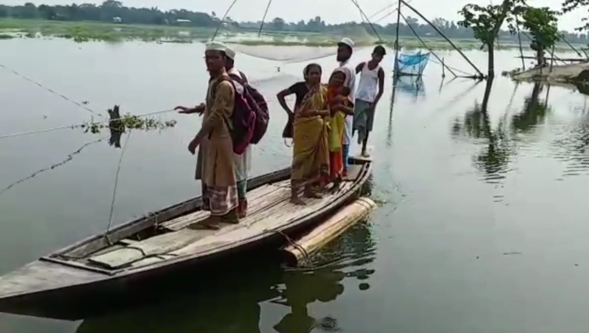 টুলুঙা নাৱেৰে বিপদ সংকূল যাত্ৰা