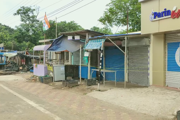 West Bengal: People gather at a market in Jagatdal of North 24 Parganas district despite lockdown in the state today. #COVID19