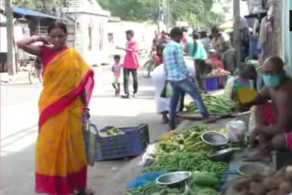 West Bengal: People gather at a market in Jagatdal of North 24 Parganas district despite lockdown in the state today. #COVID19