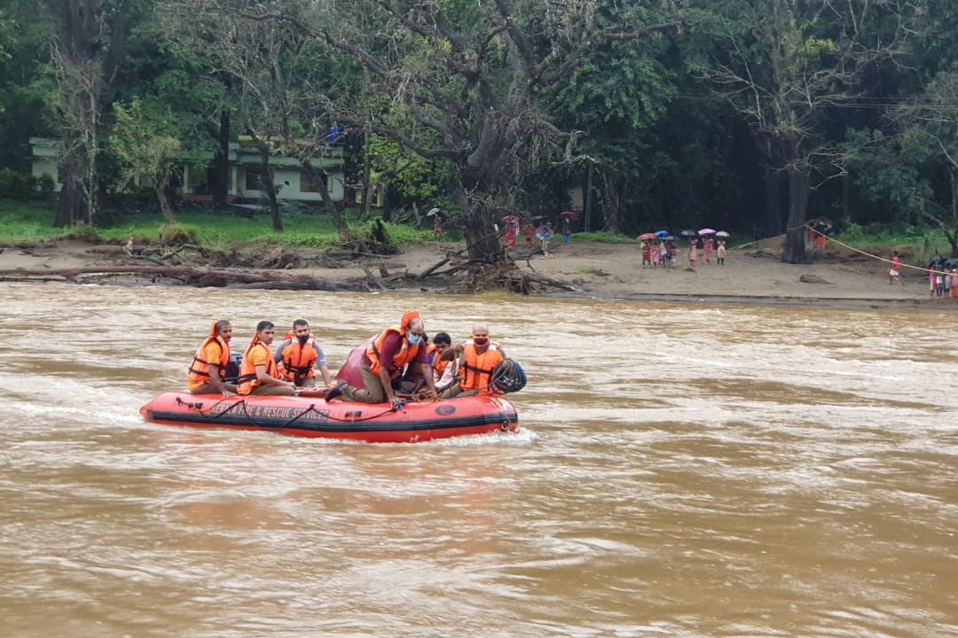 Fireforce personnel brave heavy rains, strong currents in flooded Chaliyar;  Save the life of a pregnant woman during a medical emergency