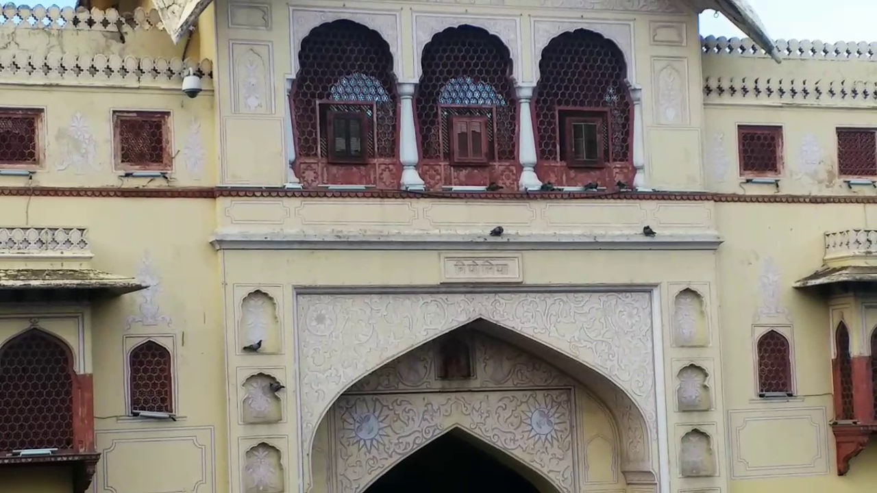 Names in Hindi are written on buildings