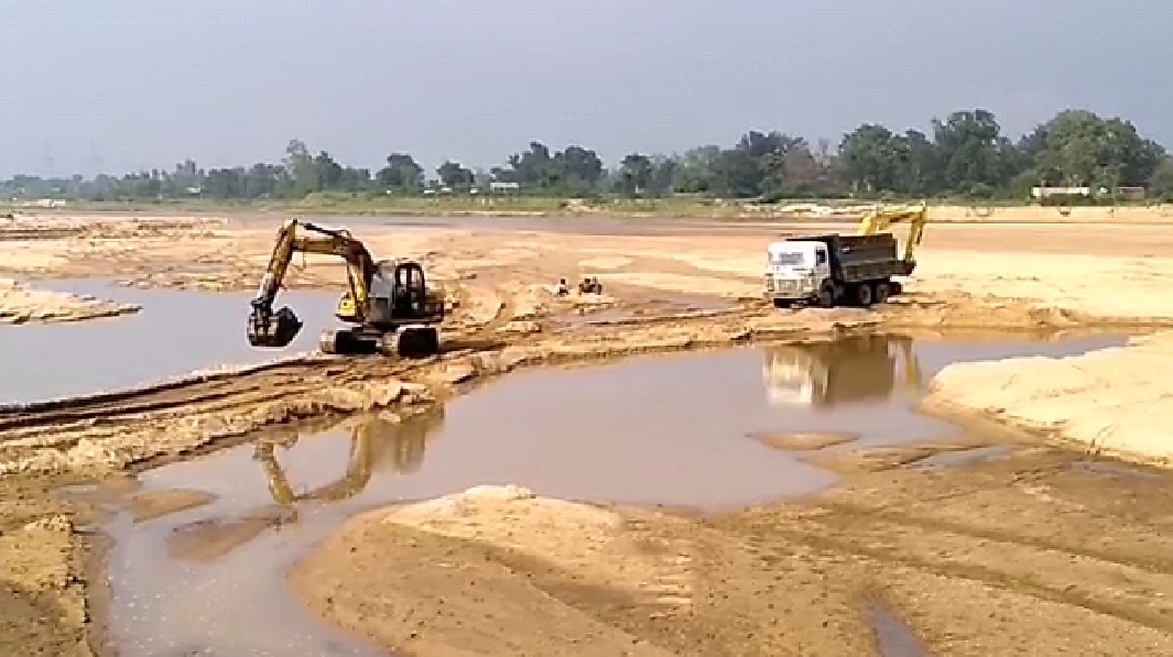 illegal-excavation-in-ghutku-sand-ghat-due-to-negligence-of-mineral-department-in-bilaspur
