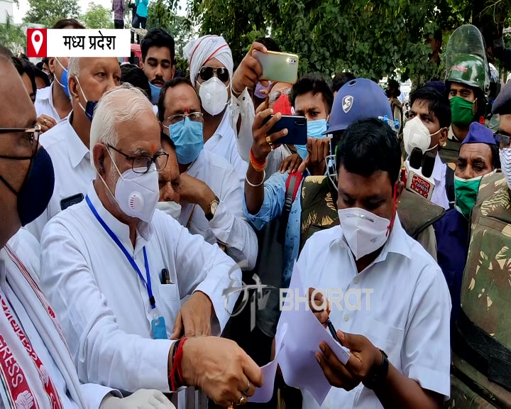 Congress protests at Choudhary SDM office for flood affected farmers