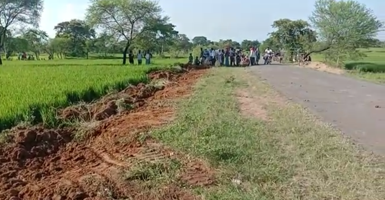 Despite the stay order of the court the sarpanch forcibly drove the JCB into the field in janjgir champa