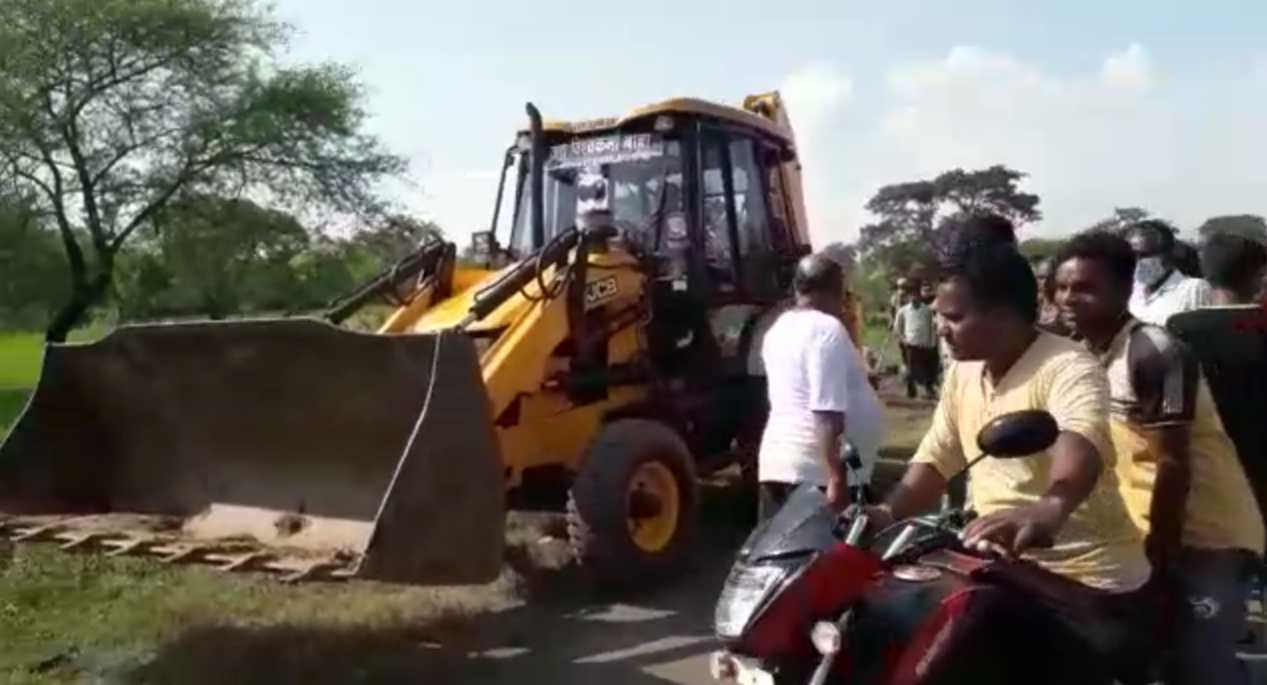 Despite the stay order of the court the sarpanch forcibly drove the JCB into the field in janjgir champa