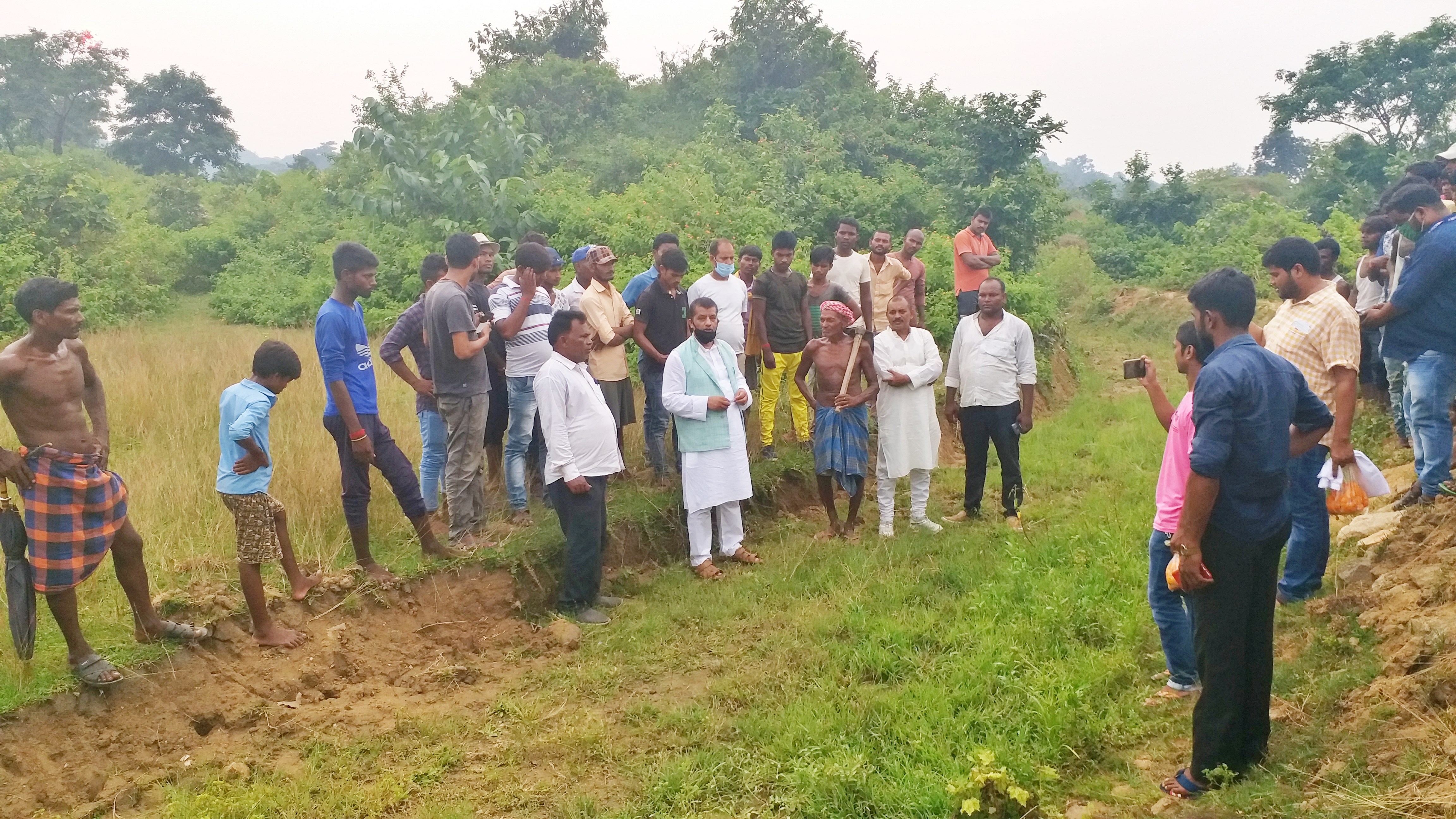 LJP honored Canal Man Longi Bhuiyan by giving 51 thousand rupees