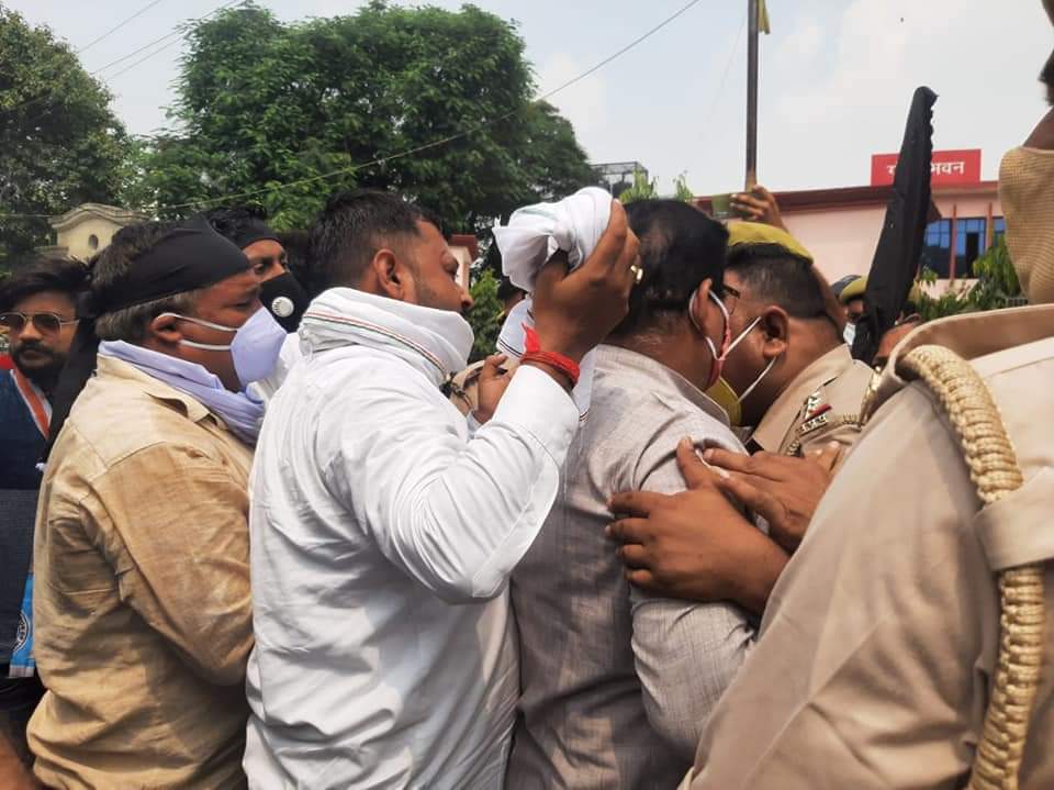 कांग्रेस कार्यकर्ताओं को पुलिस ने रोका.