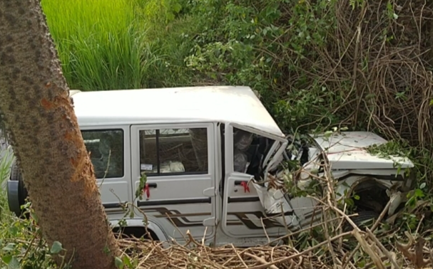 high-speed-car-fell-into-the-ditch-in-balrampur