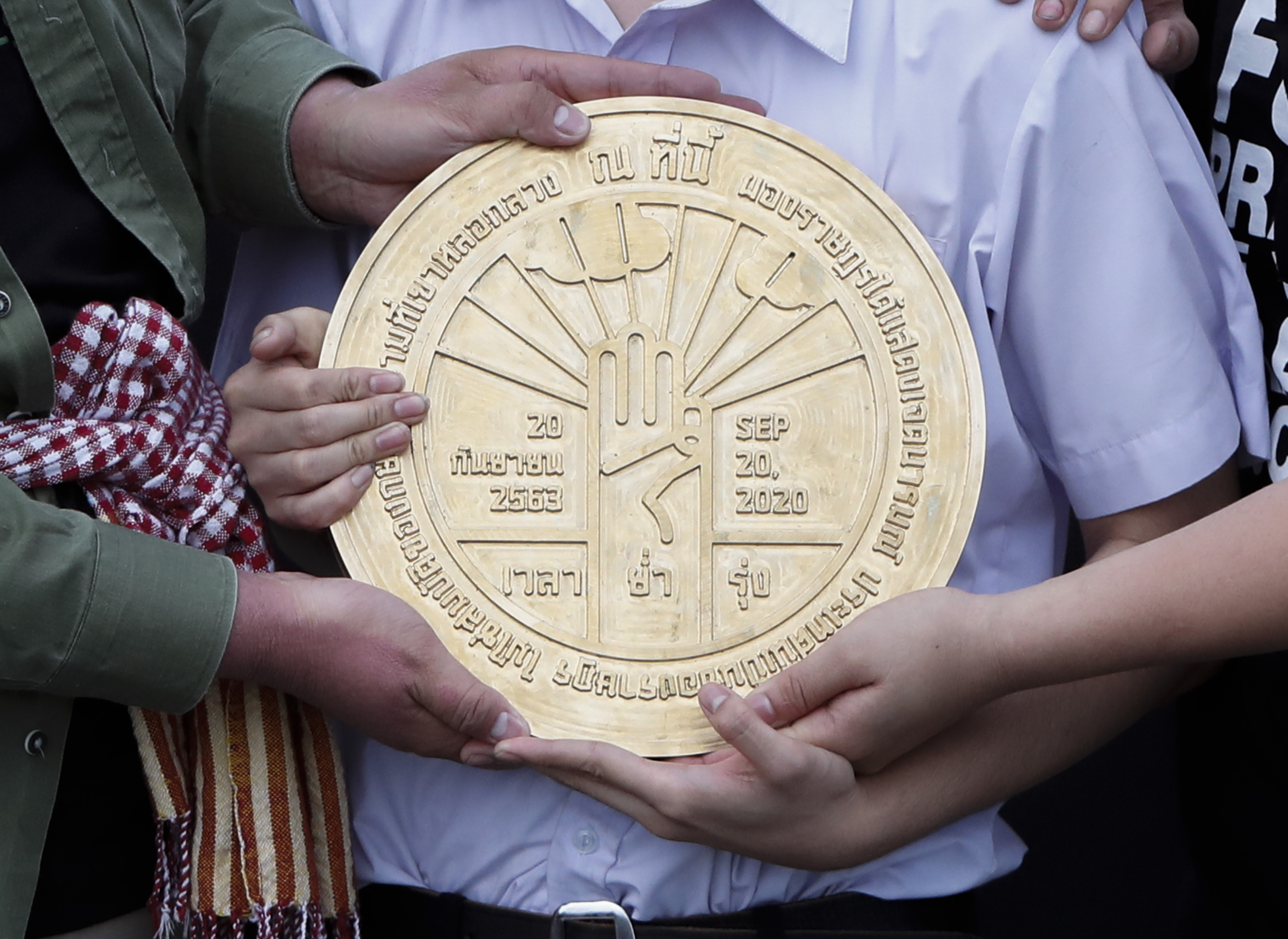 Thai protesters reinstall plaque