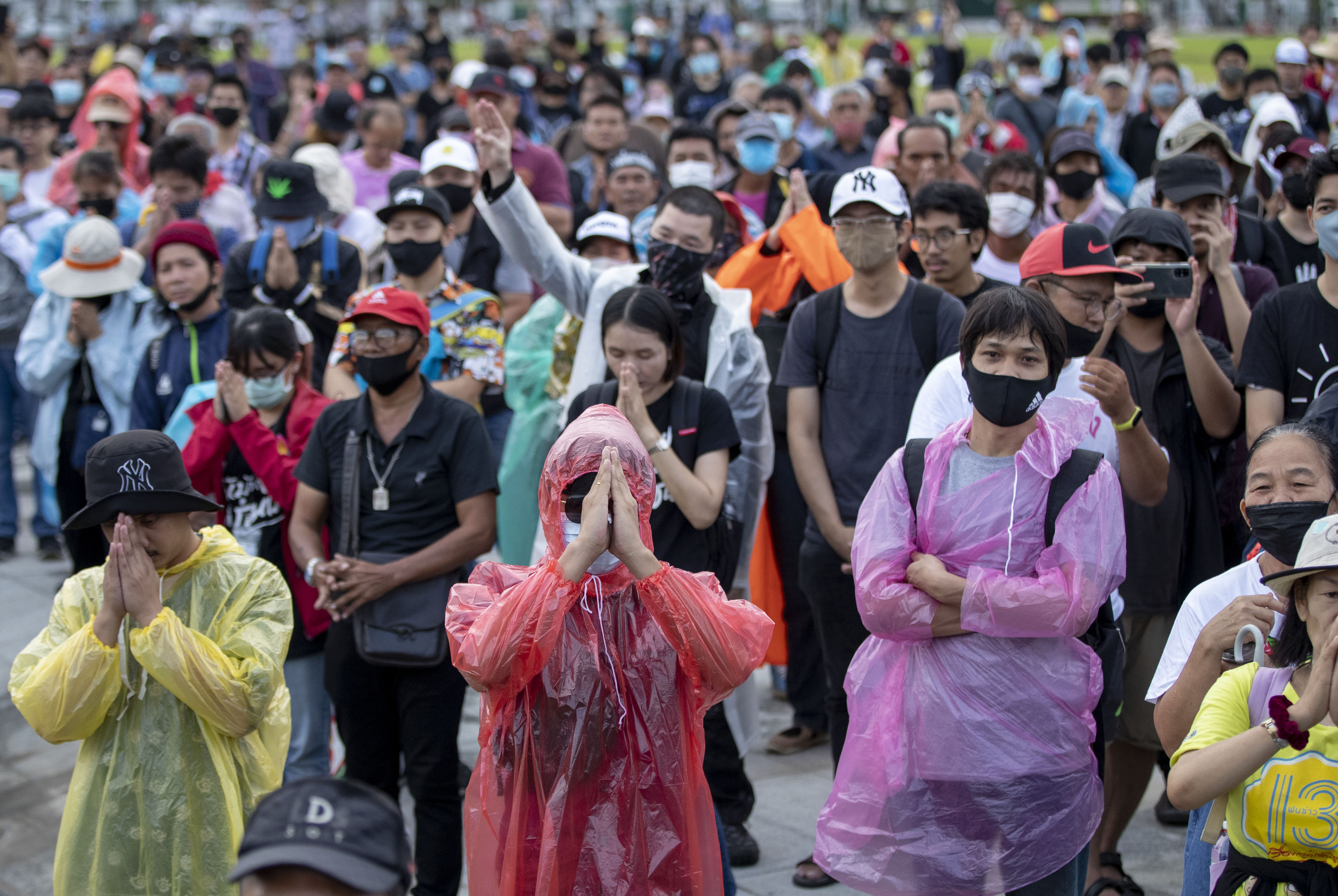 Thai protesters reinstall plaque