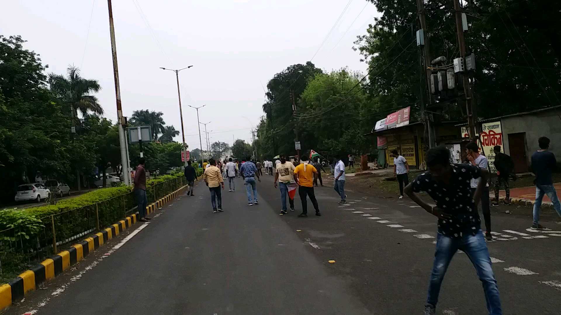 congress workers proteste in front of bjp mp rakesh singh house in jabalpur