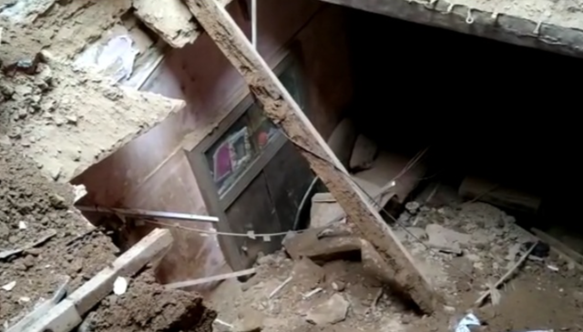 roof collapsed in varanasi