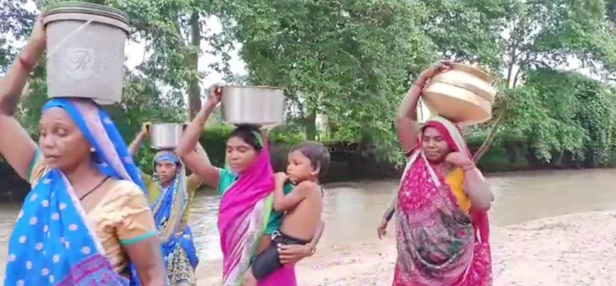 people-of-khudri-gram-panchayat-are-craving-for-clean-water-in-korba