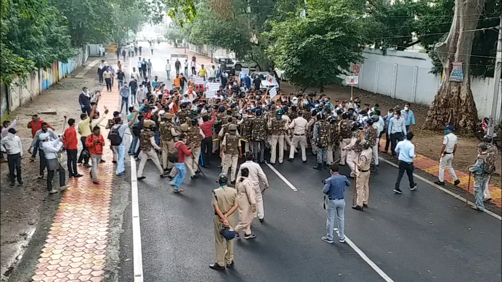 bjym proteste front of vivek tankha house