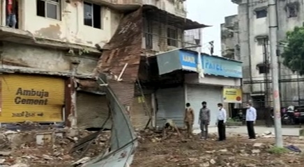 A old building collapse in surat and three people dead another three under ruins