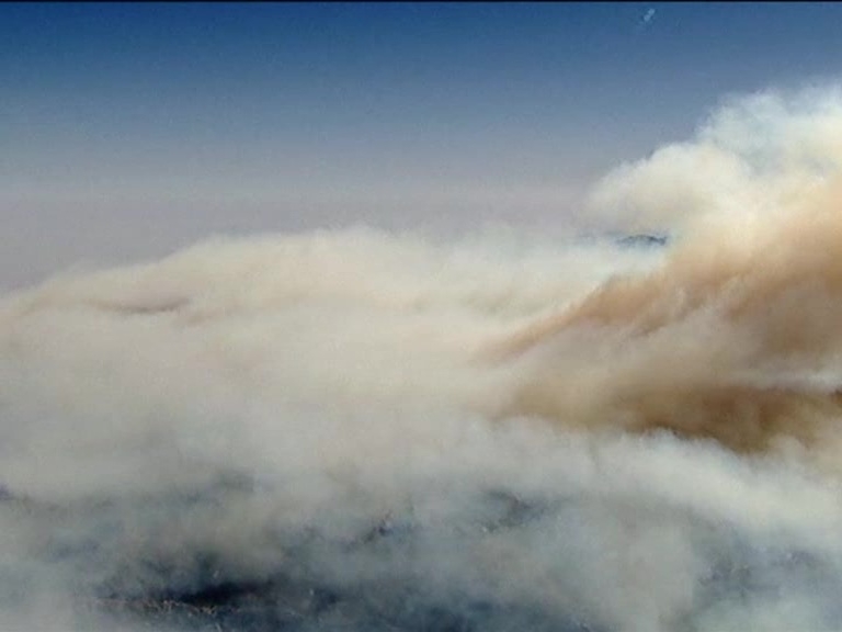 Enormous California wildfire threatens desert homes near LA