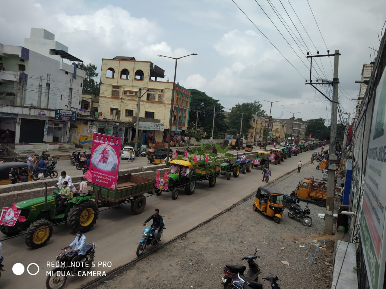 ట్రాక్టర్లతో ర్యాలీ