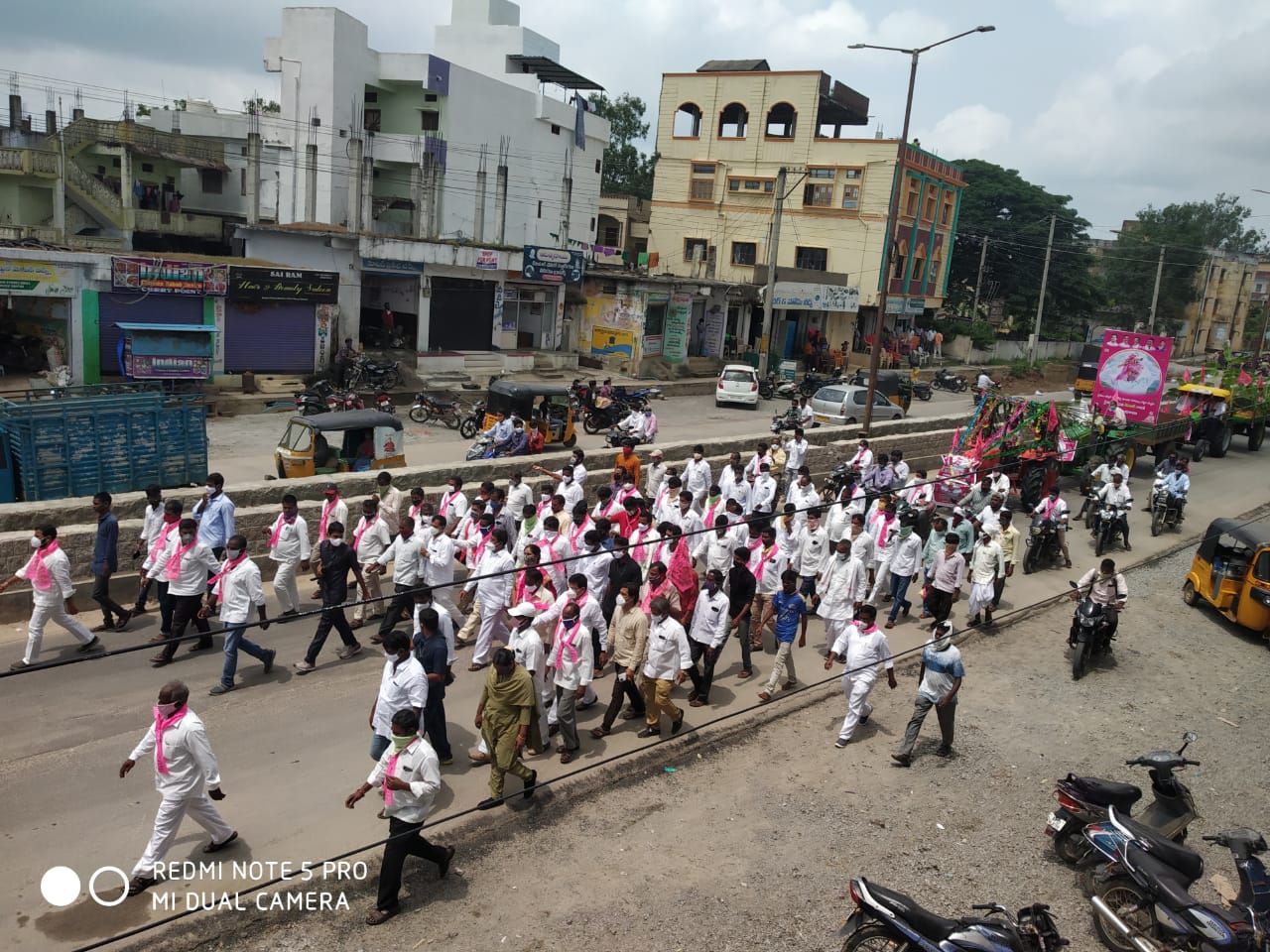 వ్యవసాయ బిల్లుకు వ్యతిరేకంగా ట్రాక్టర్లతో ర్యాలీ