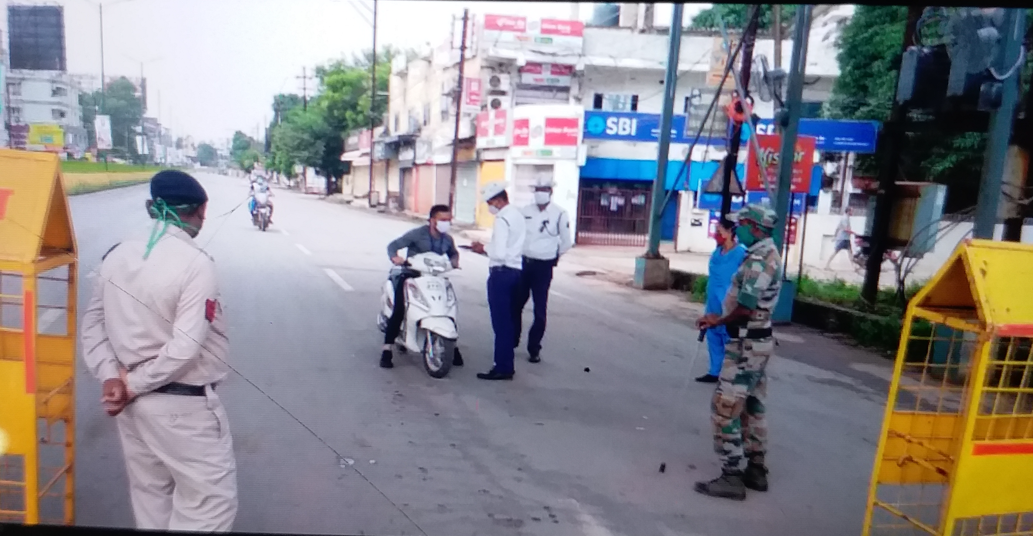 Strict action by traffic police on the second day of lockdown in raipur