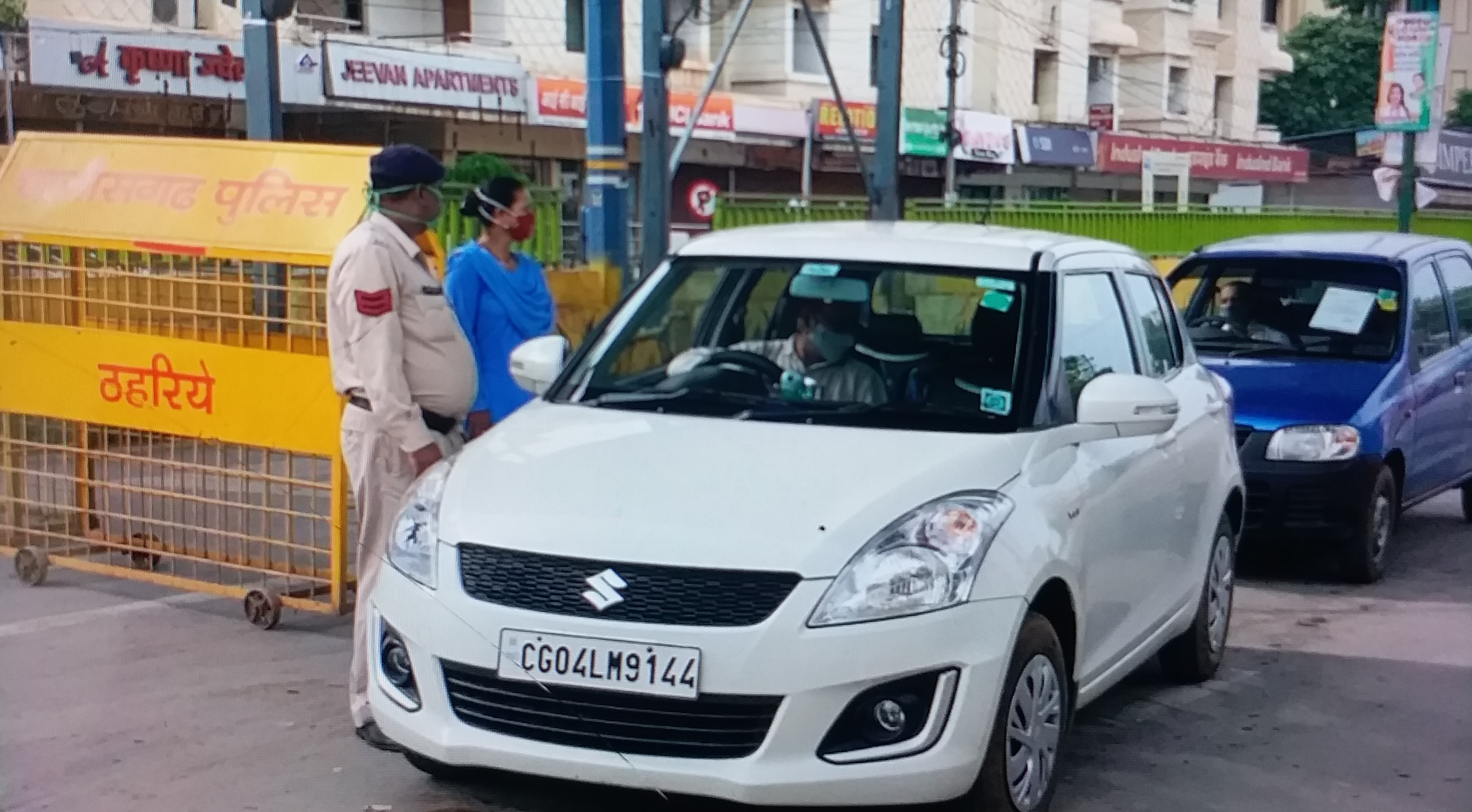 Strict action by traffic police on the second day of lockdown in raipur