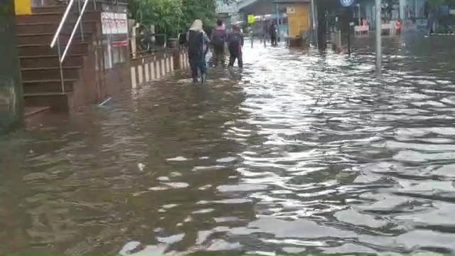 Mumbai rains: Five teams of NDRF on standby,says Maha minister