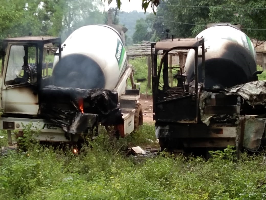 Naxals torched 5 vehicles engaged in road construction work between Pardi & Parvidih