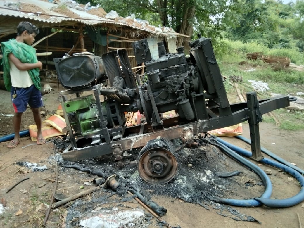 Naxals torched 5 vehicles engaged in road construction work between Pardi & Parvidih