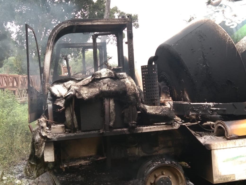 Naxals torched 5 vehicles engaged in road construction work between Pardi & Parvidih