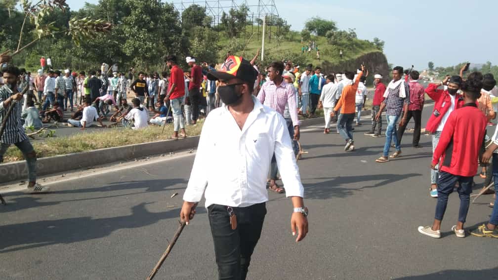 stone pelting on dungarpur police,  protest on nh 8 in dungarpur