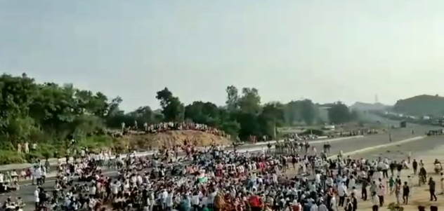 stone pelting on dungarpur police,  protest on nh 8 in dungarpur