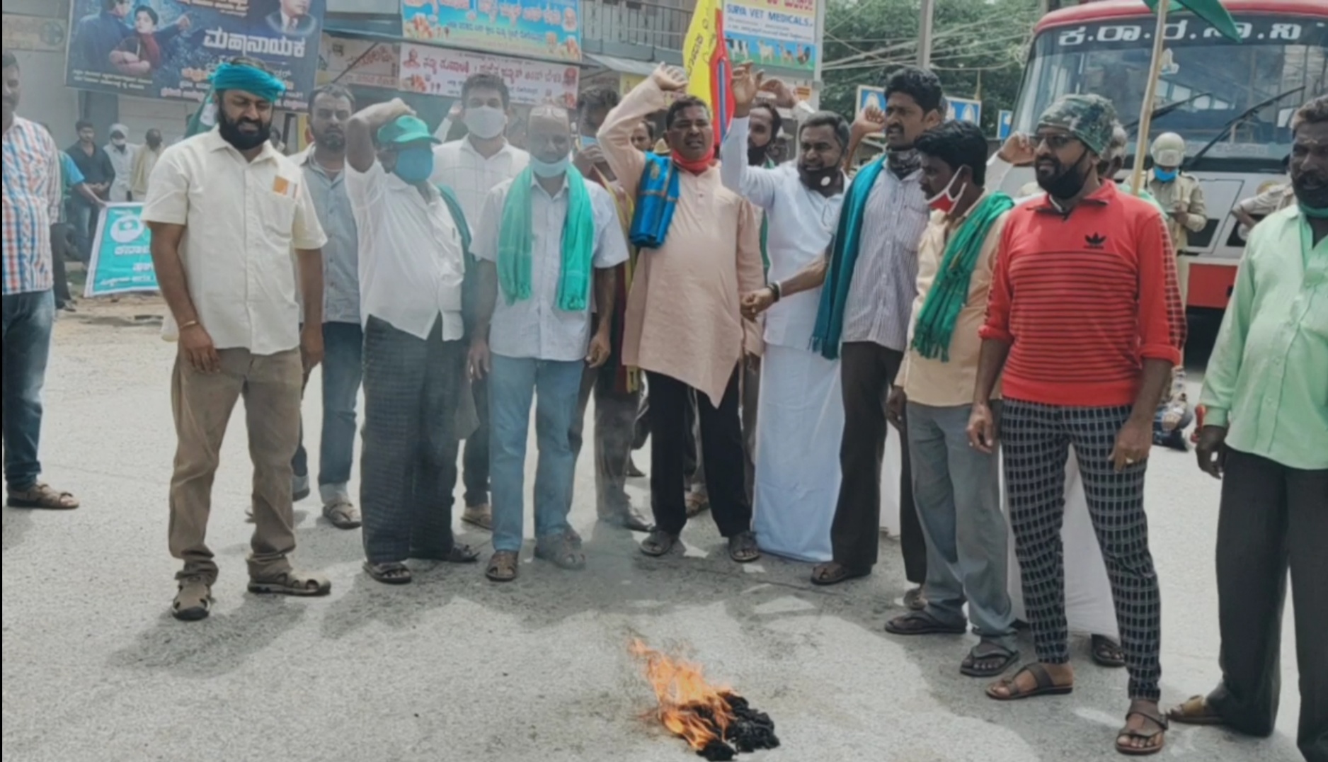 Nationwide protest by farmers  Nationwide protest by farmers against farm bills  Bharat bandh 2020 Live updates  Bharat bandh 2020  Bharat bandh 2020 news  Bharat bandh 2020 latest news  Bharat bandh 2020 update  ಕೃಷಿ ಮಸೂದೆ ವಿರುದ್ಧ ರೈತರಿಂದ ಪ್ರತಿಭಟನೆ  ಕೃಷಿ ಮಸೂದೆ ವಿರುದ್ಧ ರೈತರಿಂದ ರಾಷ್ಟ್ರವ್ಯಾಪಿ ಪ್ರತಿಭಟನೆ  ಭಾರತ್​ ಬಂದ್ ಲೈವ್​ ಅಪ್​ಡೇಟ್ಸ್​ ಭಾರತ್​ ಬಂದ್​ 2020  ಭಾರತ್​ ಬಂದ್​ 2020 ಸುದ್ದಿ