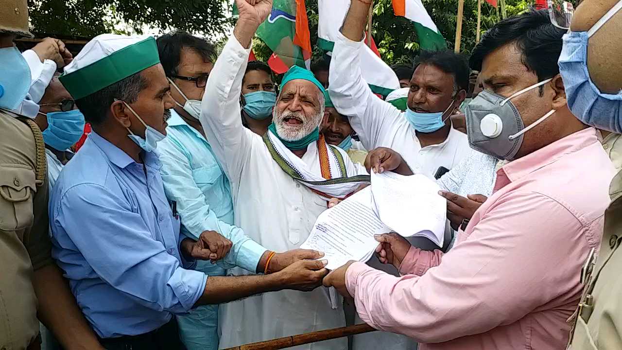 farmers protest against farm bills in uttar pradesh