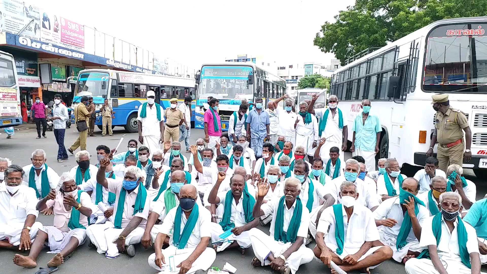 trichy farmers protest  புதிய வேளாண் மசோதாவிற்கு எதிரான போராட்டம்  agri bill protest  farmers protest  agri bill farmers protest