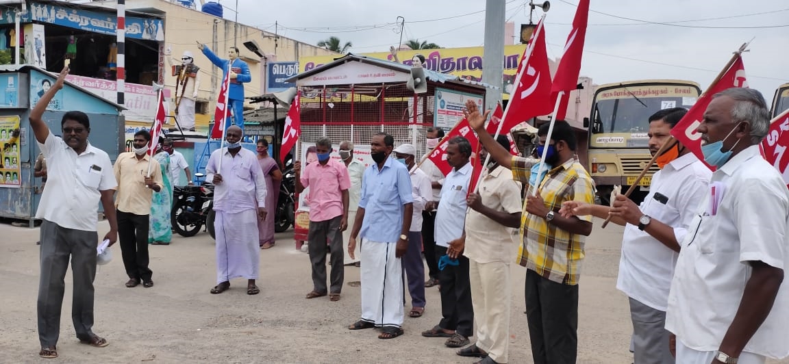 trichy farmers protest  புதிய வேளாண் மசோதாவிற்கு எதிரான போராட்டம்  agri bill protest  farmers protest  agri bill farmers protest