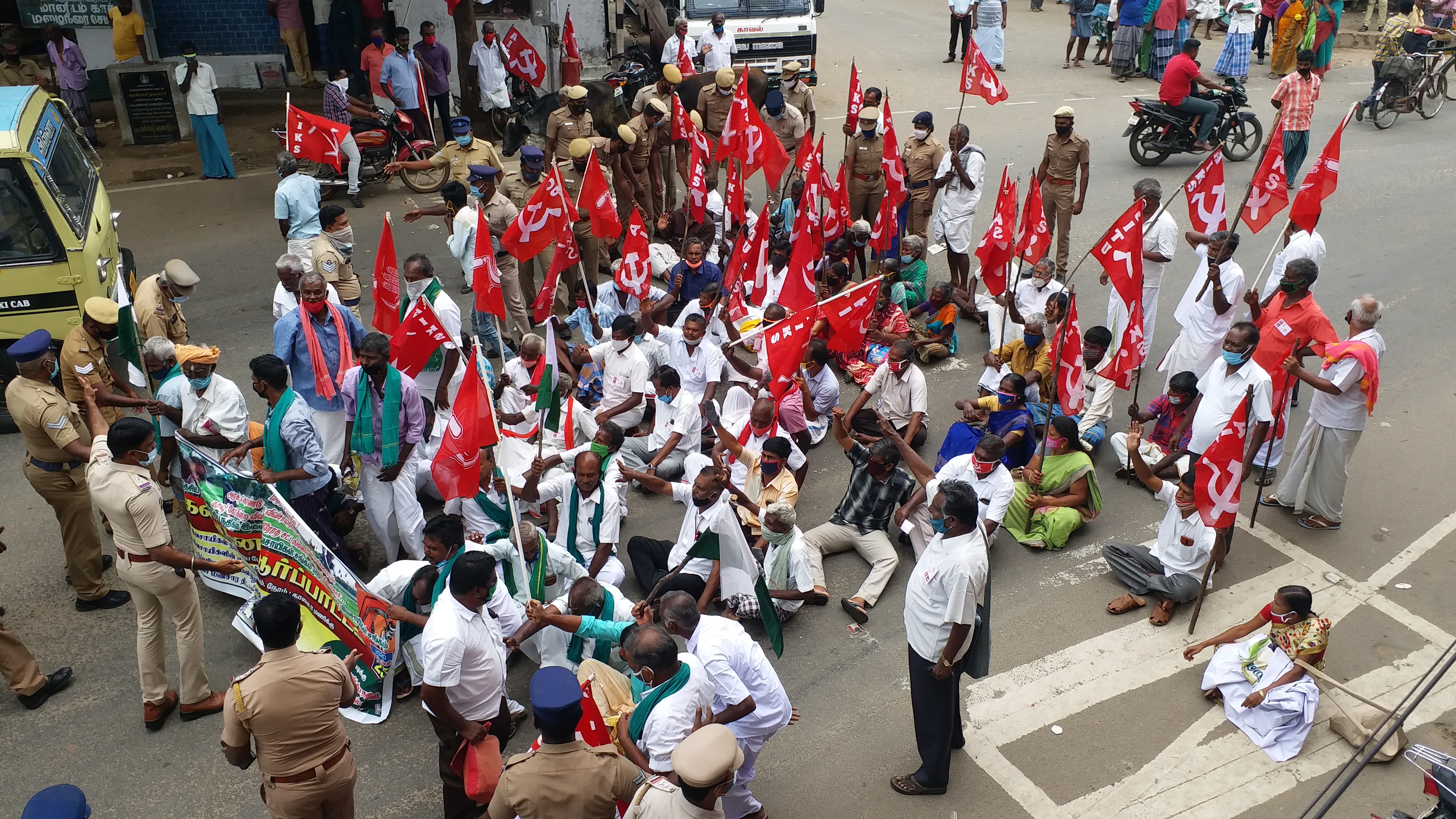 trichy farmers protest  புதிய வேளாண் மசோதாவிற்கு எதிரான போராட்டம்  agri bill protest  farmers protest  agri bill farmers protest