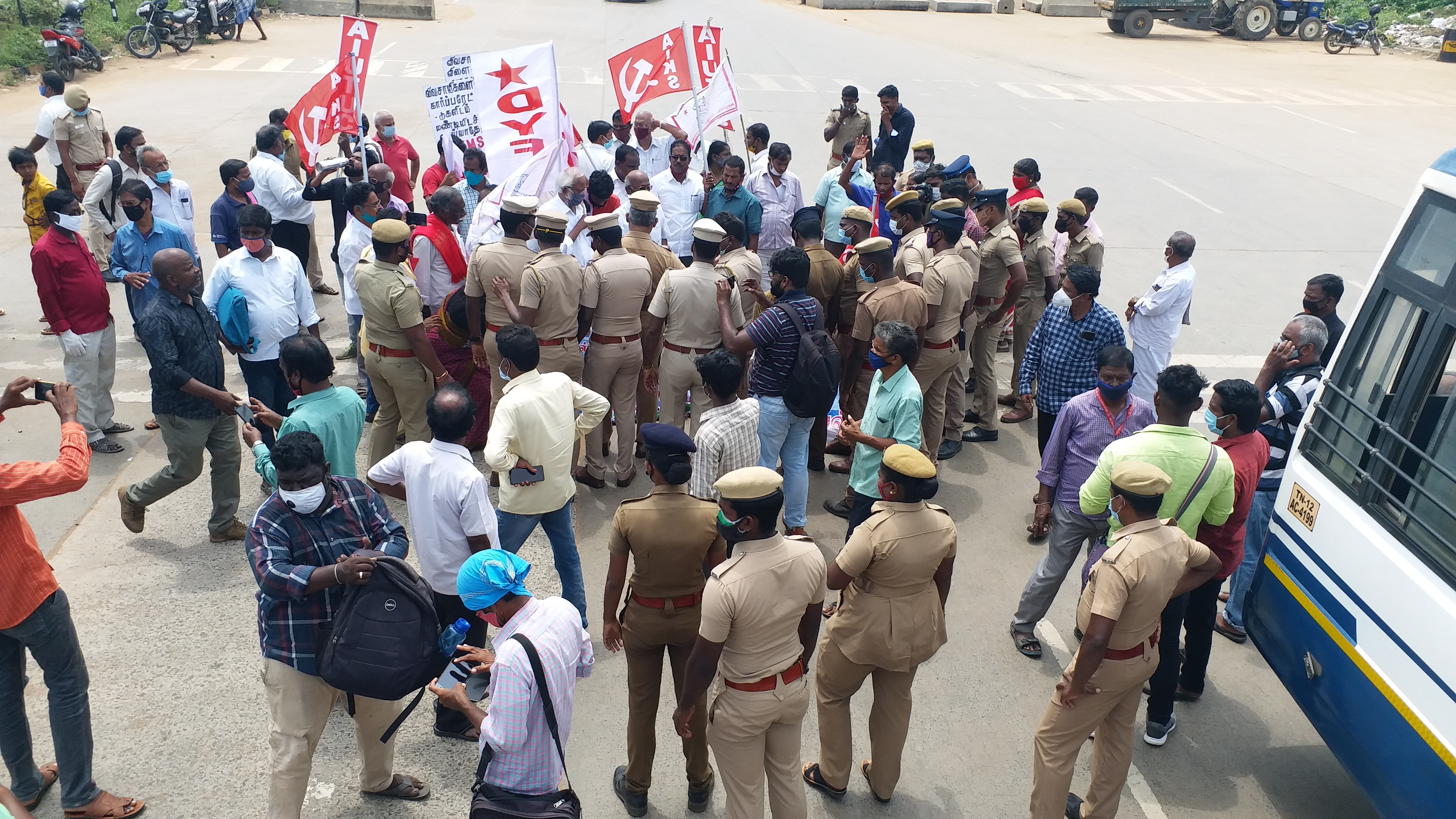 trichy farmers protest  புதிய வேளாண் மசோதாவிற்கு எதிரான போராட்டம்  agri bill protest  farmers protest  agri bill farmers protest