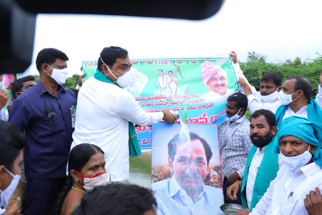 Minister Errabelli Participated in Tractor rally in warangal rural District rayaparthi