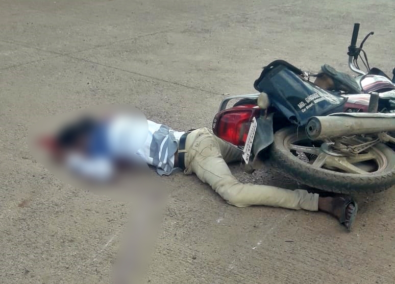 young man killed in road accident,  young man killed in road accident at Bellary, Bellary road accident, Bellary road accident news, ರಸ್ತೆ ಅಪಘಾತದಲ್ಲಿ ಯುವಕ ಸಾವು, ಬಳ್ಳಾರಿಯಲ್ಲಿ ರಸ್ತೆ ಅಪಘಾತದಲ್ಲಿ ಯುವಕ ಸಾವು, ಬಳ್ಳಾರಿ ರಸ್ತೆ ಅಪಘಾತ, ಬಳ್ಳಾರಿ ರಸ್ತೆ ಅಪಘಾತ ಸುದ್ದಿ,