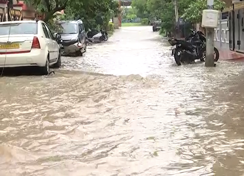 rain-effect-on-greater-hyderabad-and-people-facing-problems