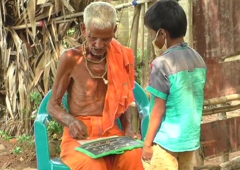 A 104 old man in Jajpur teaches children under a tree for free in Odisha