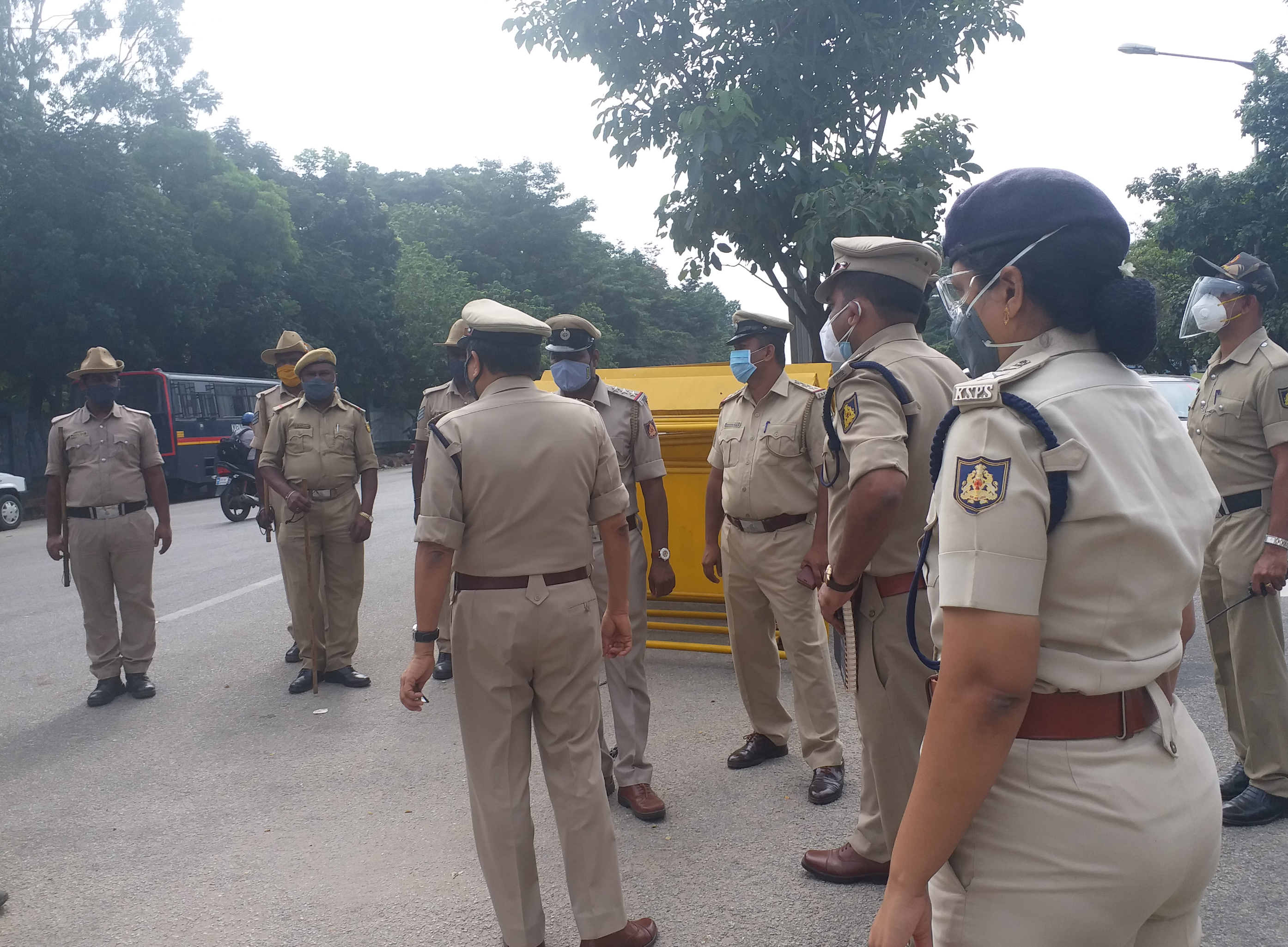 Karnataka bandh, Karnataka banda by famrers, Karnataka banda by famrers against farm bill, Karnataka bandh 2020, Karnataka bandh 2020 news, Karnataka bandh 2020 live update, ಕರ್ನಾಟಕ ಬಂದ್​, ರೈತರಿಂದ ಕರ್ನಾಟಕ ಬಂದ್​, ಕೃಷಿ ಮಸೂದೆ ವಿರುದ್ಧ ರೈತರಿಂದ ಕರ್ನಾಟಕ ಬಂದ್​, ಕರ್ನಾಟಕ ಬಂದ್​ ಸುದ್ದಿ, ಕರ್ನಾಟಕ ಬಂದ್​ 2020 ಸುದ್ದಿ, ಕರ್ನಾಟಕ ಬಂದ್​ 2020 ಲೈವ್​ ಅಪ್​ಡೇಟ್​,