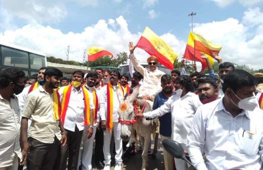 Karnataka bandh, Karnataka banda by famrers, Karnataka banda by famrers against farm bill, Karnataka bandh 2020, Karnataka bandh 2020 news, Karnataka bandh 2020 live update, ಕರ್ನಾಟಕ ಬಂದ್​, ರೈತರಿಂದ ಕರ್ನಾಟಕ ಬಂದ್​, ಕೃಷಿ ಮಸೂದೆ ವಿರುದ್ಧ ರೈತರಿಂದ ಕರ್ನಾಟಕ ಬಂದ್​, ಕರ್ನಾಟಕ ಬಂದ್​ ಸುದ್ದಿ, ಕರ್ನಾಟಕ ಬಂದ್​ 2020 ಸುದ್ದಿ, ಕರ್ನಾಟಕ ಬಂದ್​ 2020 ಲೈವ್​ ಅಪ್​ಡೇಟ್​,