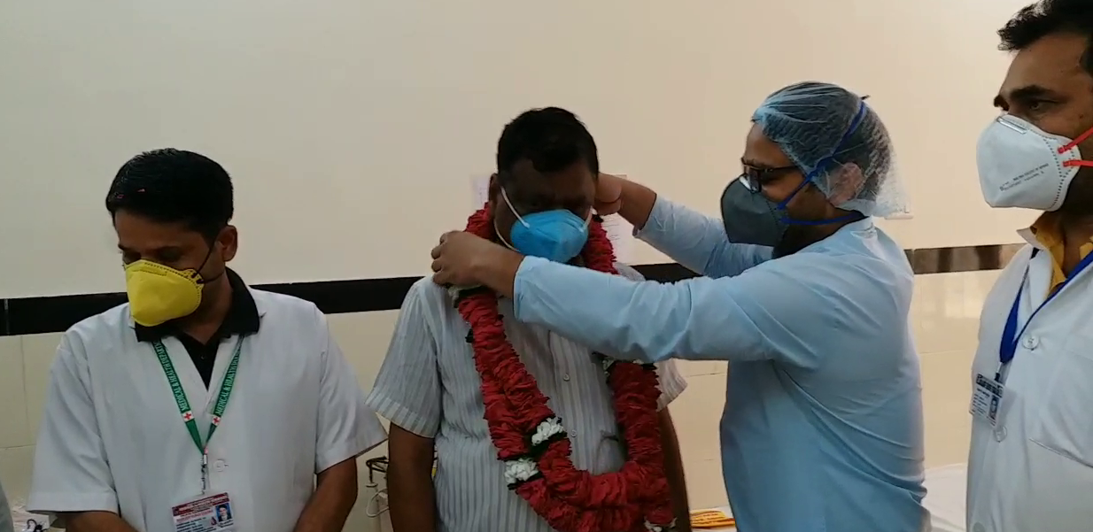 Health workers wearing garlands after the patient recovers