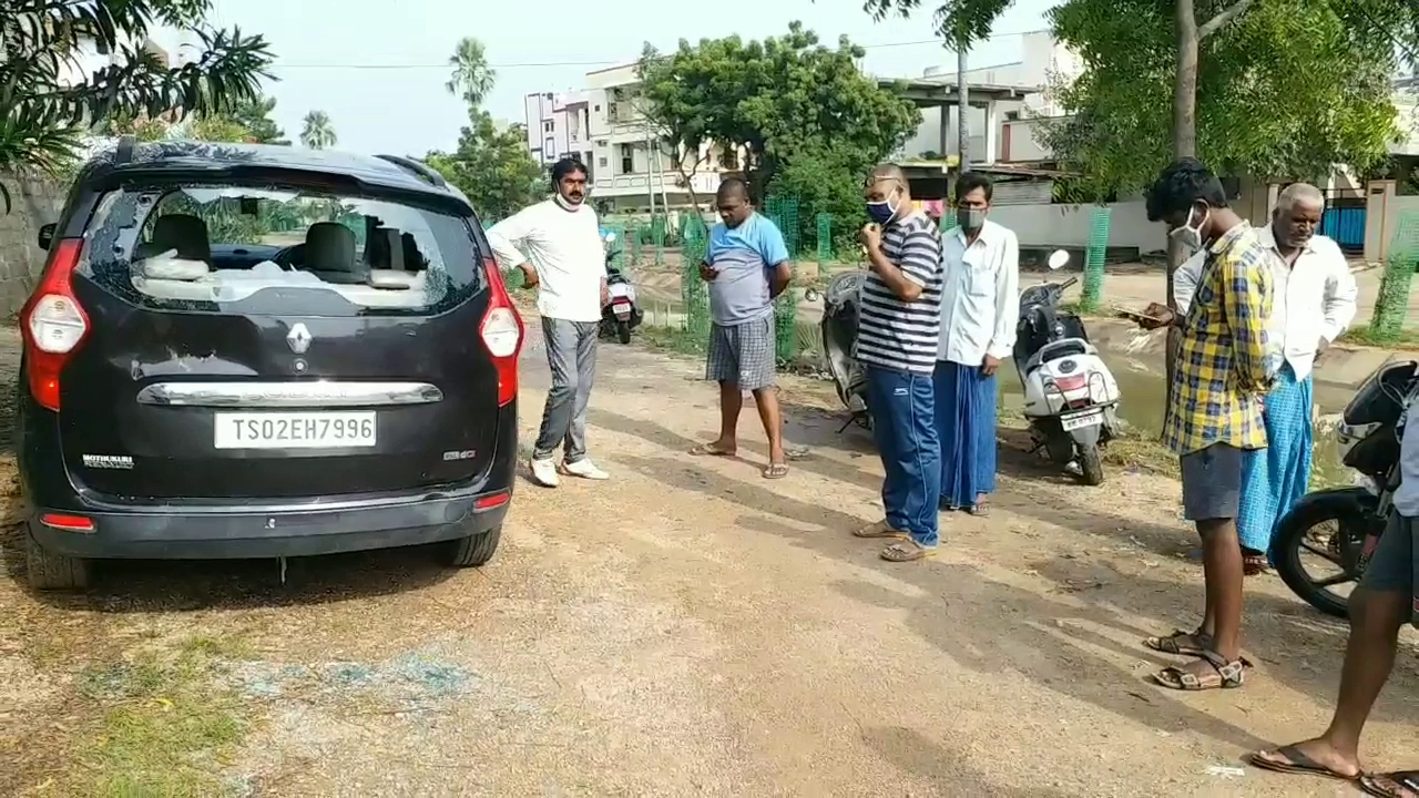 trs coordinator car mirrors smashed at rekurthi karimnagar