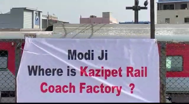 TRS party welcomes PM modi to Hyderabad  KCR And Modi  TRS party welcomes PM modi to Hyderabad with questions  K Chandrashekar Rao Against BJP  ബിജെപിക്കെതിരെ കെസിആര്‍  ബിജെപിക്കെതിരെ ടിആര്‍എസ്  മോദിക്ക് മുഖം നല്‍കാതെ കെസിആര്‍