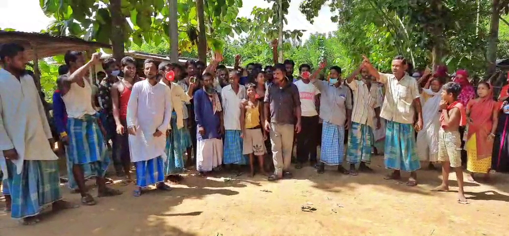 বান পীড়িতৰ বাবে দিয়া সাহায্য লুন্ঠনৰ বিৰুদ্ধে ৰাইজৰ প্ৰতিবাদ