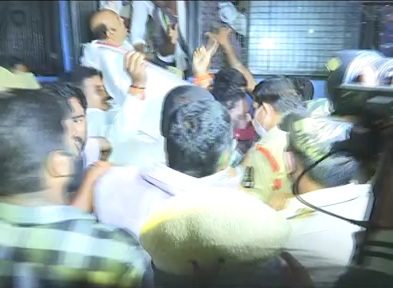 Congress leaders protest at Tank Bund.. leaders Arrest